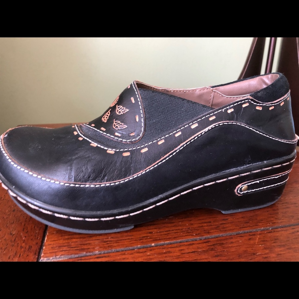 Shoe - Picture 3 of 4